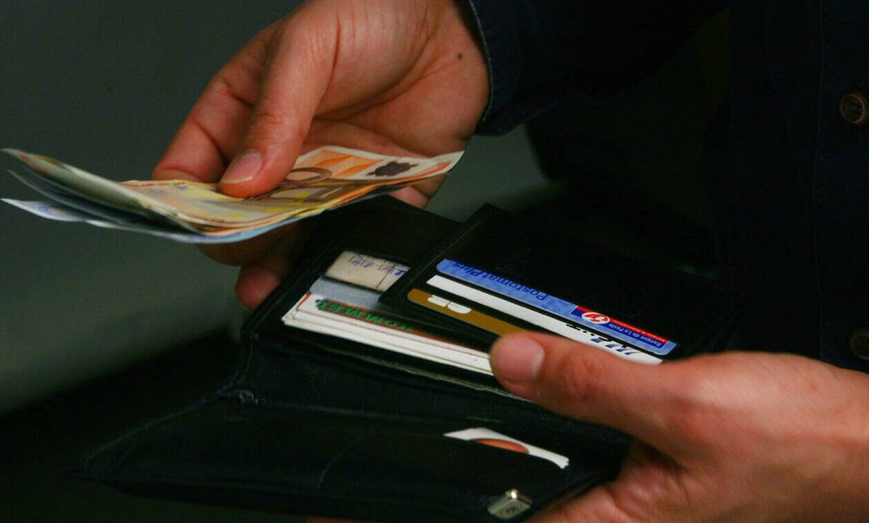Παράλογες χρεώσεις των τραπεζών και άλλες ιστορίες: «6 ευρώ για έκδοση κάρτας»