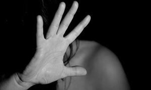 Λακωνία: «Καλά να πάθει», λέει η αδελφή της 13χρονης που γέννησε το παιδί του βιαστή της