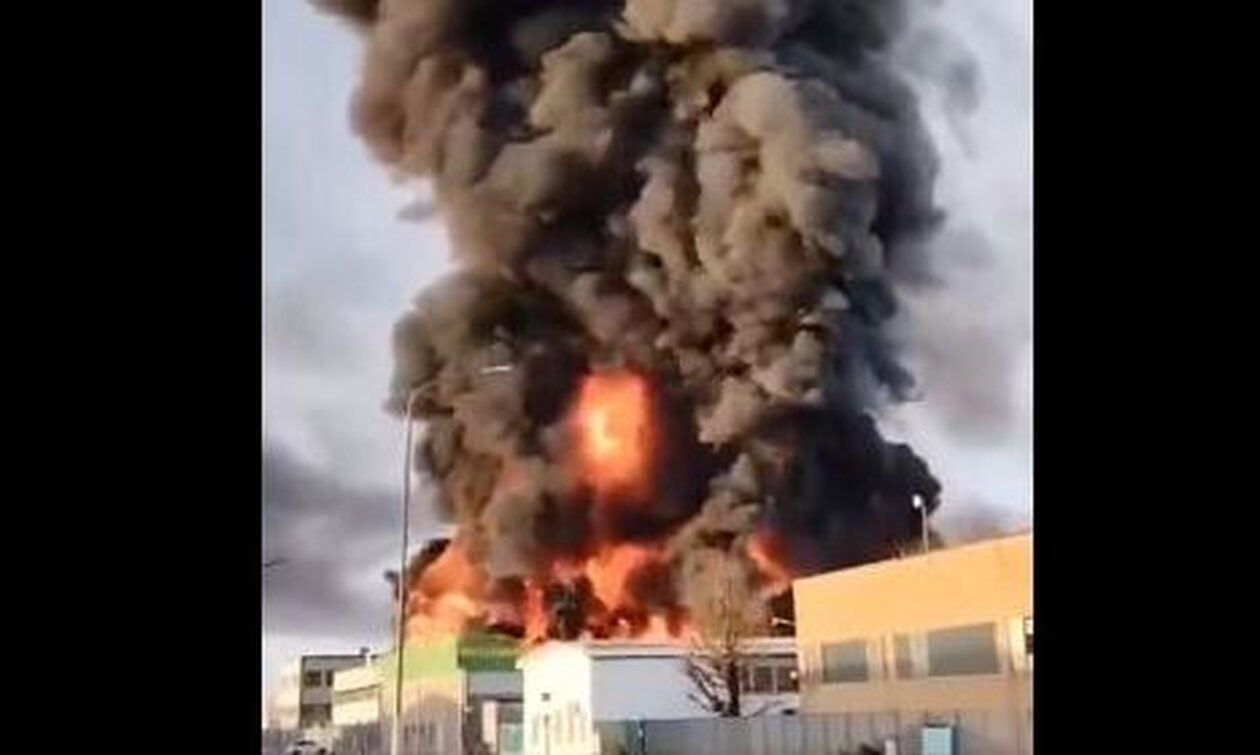 Ιταλία: Φωτιά σε εργοστάσιο χημικών στη Νοβάρα - Εκκενώθηκε η περιοχή