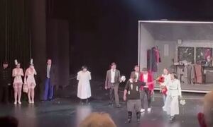 Ρωσία: Ηθοποιός έκοψε τις φλέβες του πάνω στη σκηνή - «Πάγωσαν» οι θεατές
