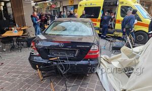 Χανιά: Αυτοκίνητο έπεσε πάνω σε καφετέρια - Δύο τραυματίες