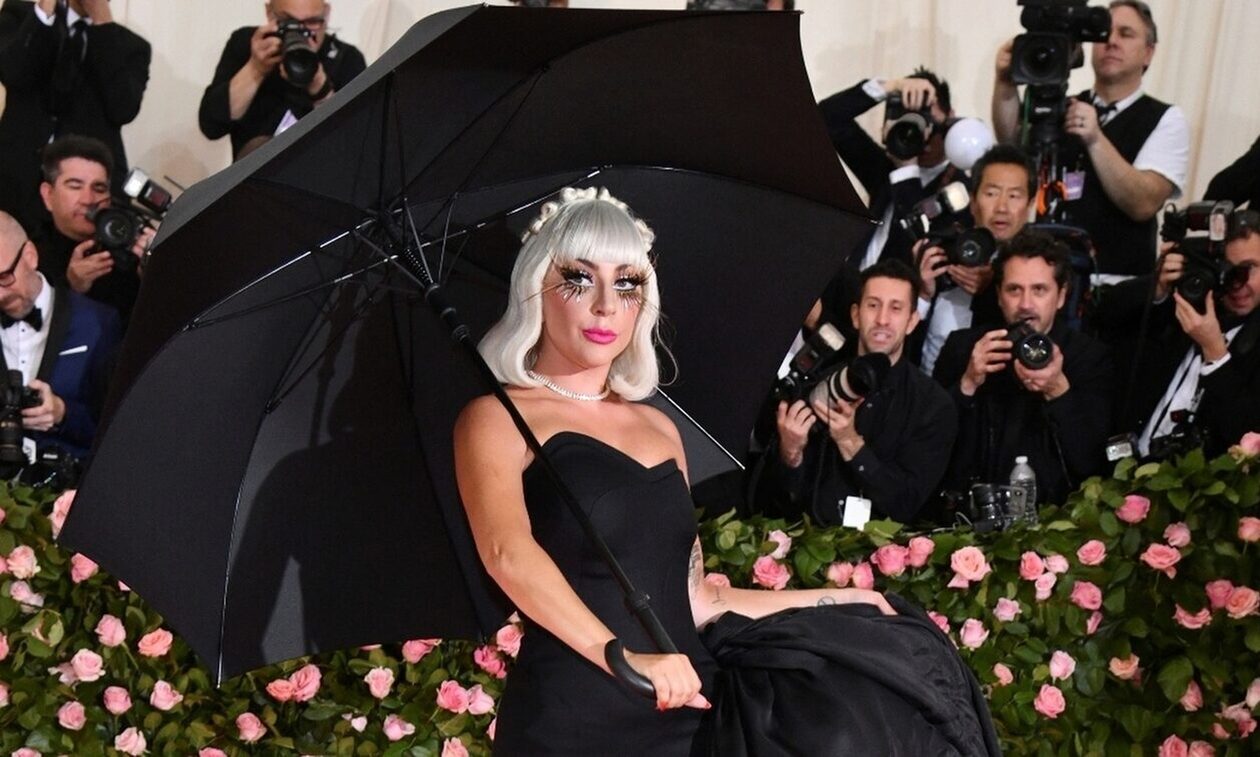 Στα γυρίσματα του «Joker 2» η Lady Gaga χορεύει στα περίφημα σκαλιά της Νέας Υόρκης