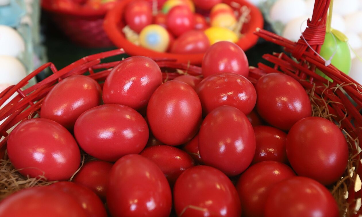 Πάσχα: Ο λόγος που βάφουμε κόκκινα τα αυγά τη Μεγάλη Πέμπτη