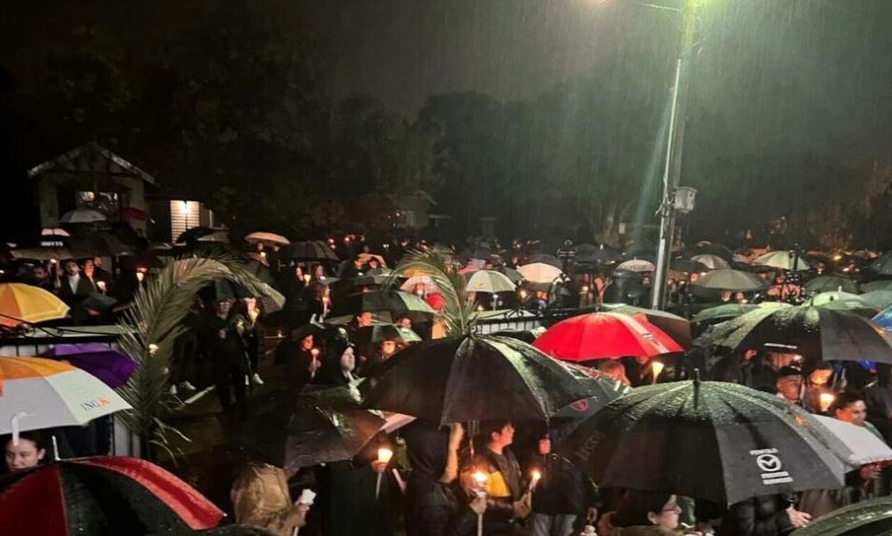 Μελβούρνη: Χιλιάδες Έλληνες έψαλαν το «Χριστός Ανέστη» μέσα στην βροχή