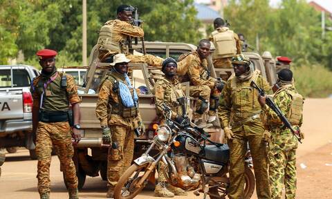 Νέα αιματοχυσία στη Μπουρκίνα Φάσο: Δεκάδες νεκροί από πυρά ανδρών με στολές του στρατού