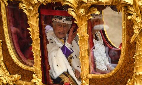 Βασιλιάς Κάρολος: Επέστρεψε εν μέσω χειροκροτημάτων στο Μπάκιγχαμ - Όλα έτοιμα για το μπαλκόνι