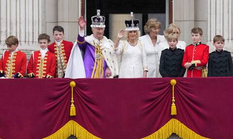 Βασιλιάς Κάρολος: Ο χαιρετισμός στο μπαλκόνι του Μπάκιγχαμ - Όλη η βασιλική οικογένεια εκτός Χάρι