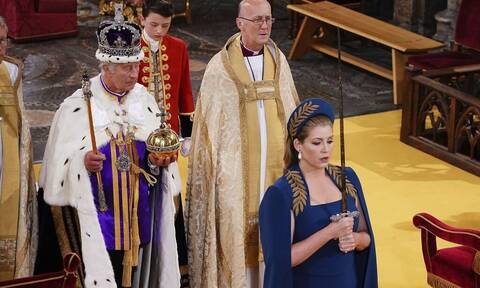 Βασιλιάς Κάρολος: Η πρόεδρος της Βουλής για να σηκώσει το ξίφος της στέψης έκανε πους απς