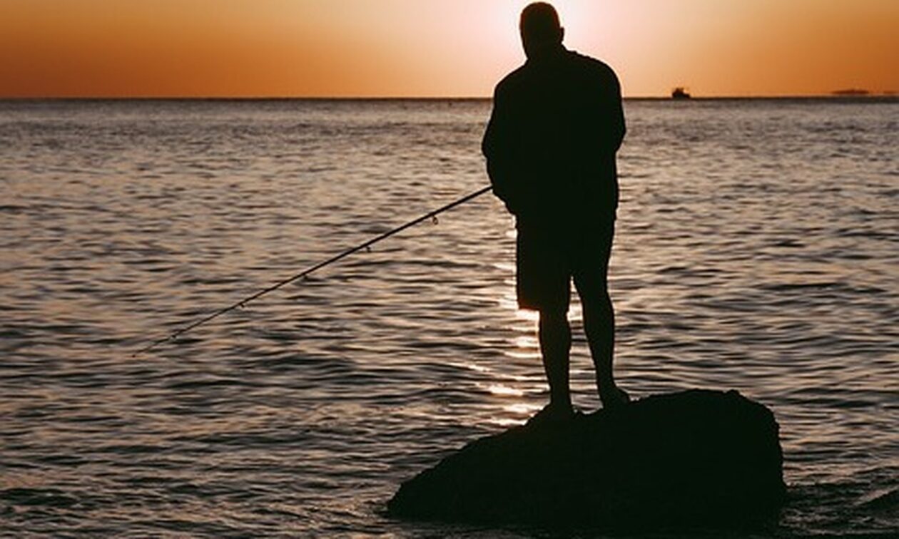 Πάτρα: Περιπέτεια για 62χρονο - Αντί για ψάρι, ψάρεψε το χέρι του