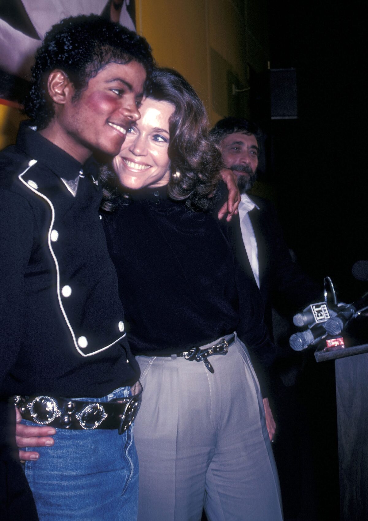 O Μάικλ Τζάκσον και η Τζέιν Φόντα στην απονομή του πλατινένιου δίσκου για το Thriller.