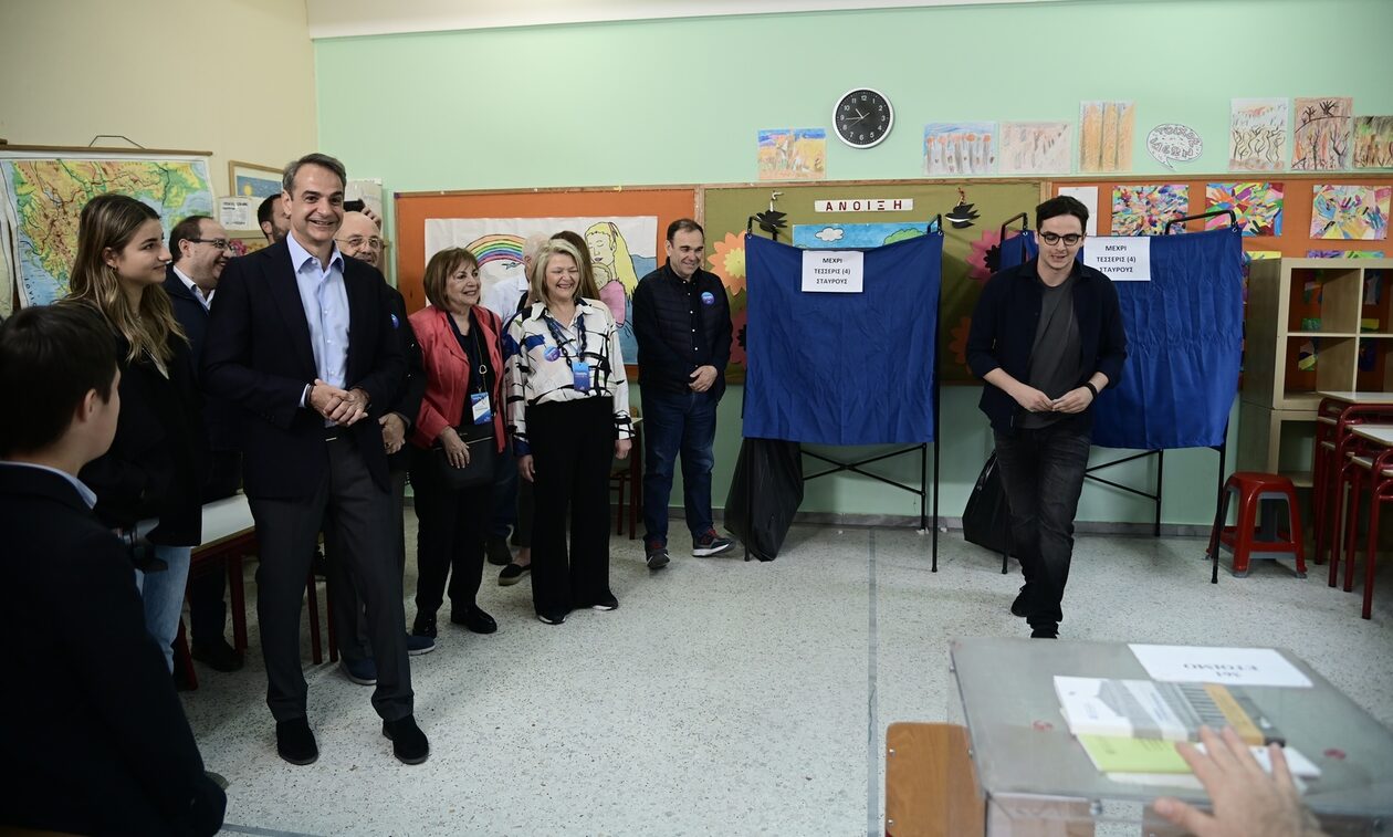 Κυριάκος Μητσοτάκης: Τρολάρει τον γιο του Κωνσταντίνο την ώρα που ψηφίζει