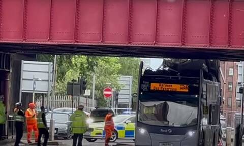 Σκωτία: Στο νοσοκομείο 10 άτομα μετά από ατύχημα με λεωφορείο που χτύπησε σε υπερυψωμένη διάβαση