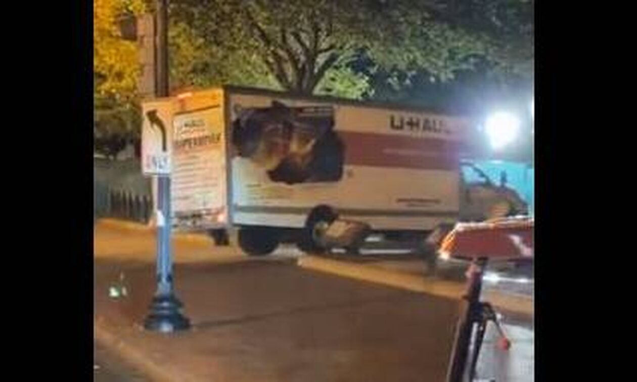 Συναγερμός στην Ουάσινγκτον: Φορτηγό έπεσε σε μπάρες ασφαλείας κοντά στον Λευκό Οίκο (vid)