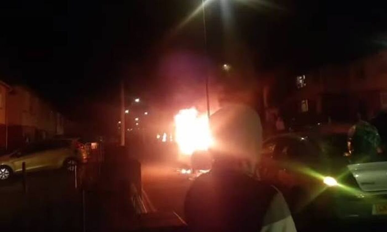 Ουαλία: Αυτοκίνητα πυρπολήθηκαν μετά από εκτεταμένα επεισόδια – Αστυνομικοί δέχθηκαν επίθεση