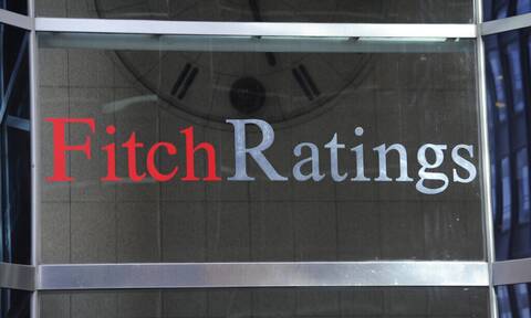 Ο οίκος Fitch υποβάθμισε σε «αρνητική» την προοπτική του μακροπρόθεσμου αξιόχρεου των ΗΠΑ