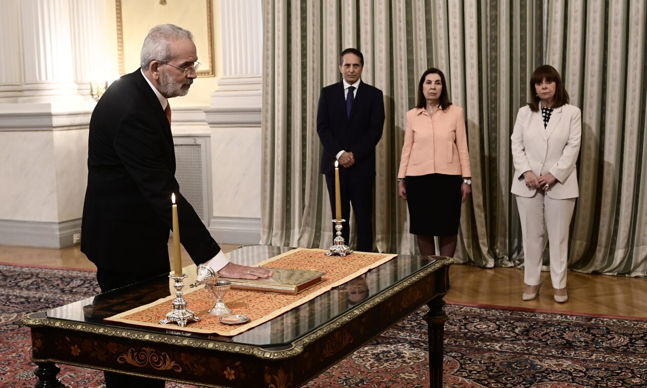 Ορκίζεται υπηρεσιακός πρωθυπουργός ο Ιωάννης Σαρμάς - Παραλαμβάνει «μπλε φάκελο» από τον Μητσοτάκη