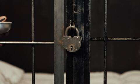 Φυλακές Αυλώνας: Καψόνια, ξυλοδαρμοί και «κανόνες» - Πώς οδηγούνται οι ανήλικοι πίσω από τα κάγκελα