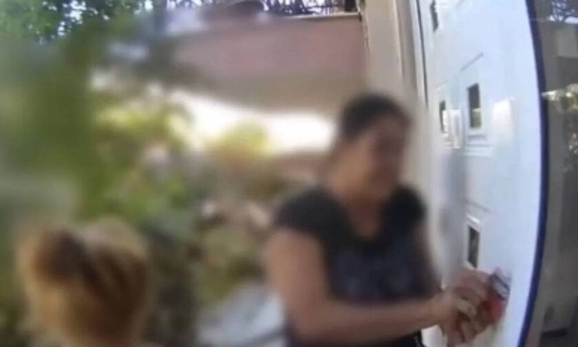 Γλυκά Νερά: Γυναίκες ανοίγουν την κεντρική είσοδο πολυκατοικίας με κάρτα – Βίντεο – ντοκουμέντο