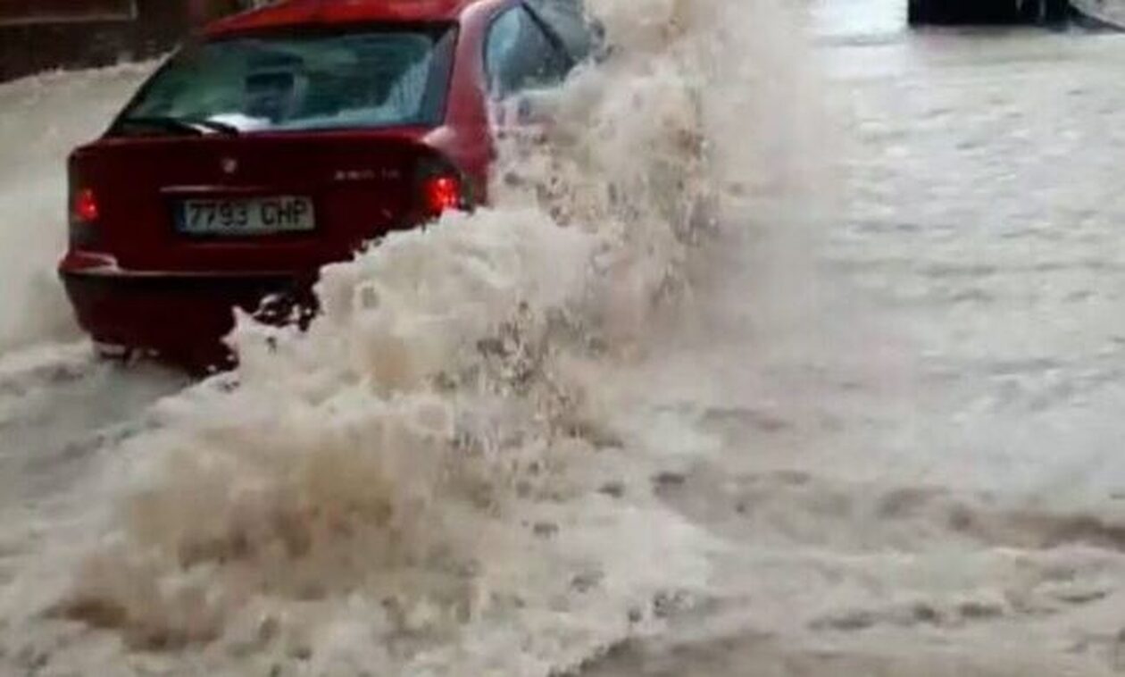 Καιρός: Πλημμύρες στην Ισπανία - Αυτοκίνητα παρασύρονται από χειμάρρους