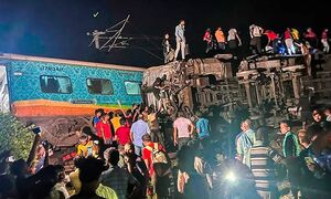 Ινδία: Ξεπερνούν τους 200 οι νεκροί από το σιδηροδρομικό δυστύχημα - Στους 900 οι τραυματίες