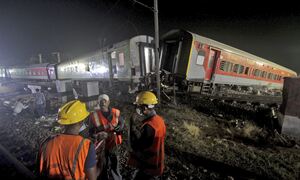 Ινδία: Στους 288 οι νεκροί από το σιδηροδρομικό δυστύχημα - Συνεχίζονται οι έρευνες
