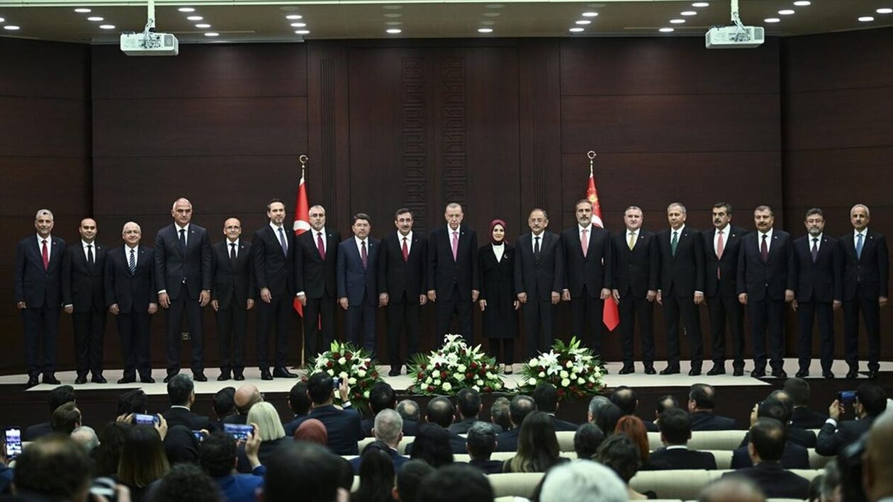 Ορκίζεται το νέο υπουργικό συμβούλιο της Τουρκίας – Ποια πρωτοκλασάτα στελέχη μένουν εκτός