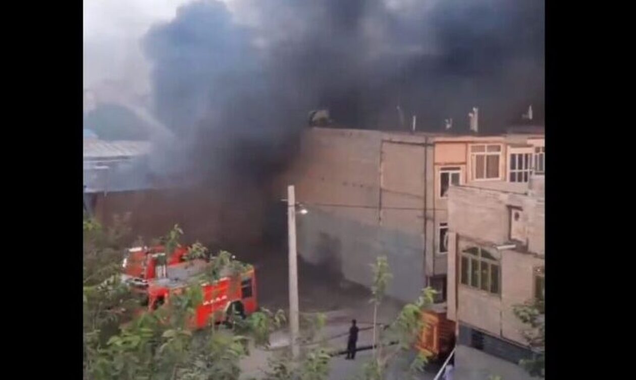 Ιράν: Μεγάλη πυρκαγιά σε αποθήκη στην πόλη Μασχάντ (vid)