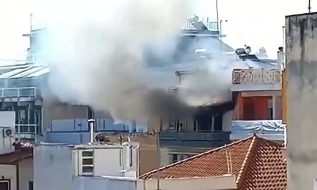 Φωτιά σε διαμέρισμα στον Πειραιά: Απεγκλωβίστηκε μια ηλικιωμένη με δύο παιδιά