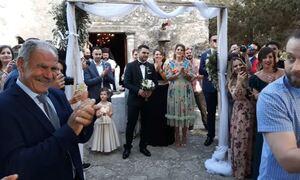 Μητέρα και θεία του γαμπρού ξεσηκώνουν τους καλεσμένους σε πρόγαμο στην Κρήτη