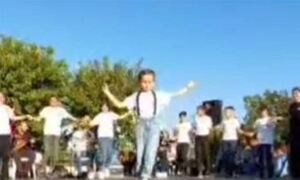 8χρονη Κρητικοπούλα χορεύει Mαλεβιζιώτη και αφήνει άφωνη την Κρητη!