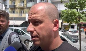 Θεσσαλονίκη: «Η μητέρα ούρλιαζε» - Τι είπε ο αστυνομικός που απεγκλώβισε το παιδάκι
