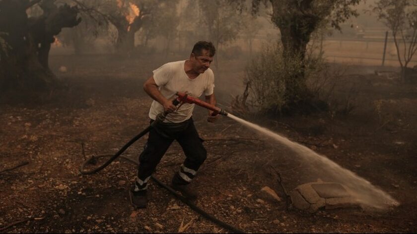 Φωτιά τώρα στη Μάνδρα: Άνδρας λυγίζει βλέποντας το καμμένο σπίτι του (vid) - Newsbomb - Ειδησεις - News