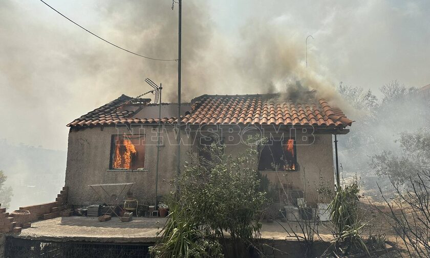 Φωτιά στην Πάρνηθα: Οι φλόγες έφτασαν στα σπίτια - Η πυρκαγιά κατευθύνεται προς Εθνικό Δρυμό - Newsbomb - Ειδησεις - News